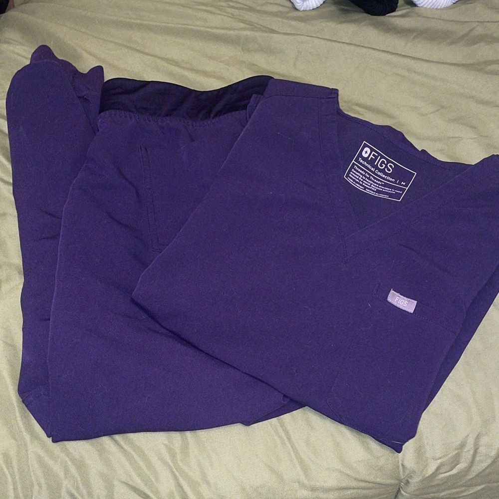 FIGS SCRUB SET PURPLE JAM MEDIUM TOP MEDIUM PETITE JOGGERS
